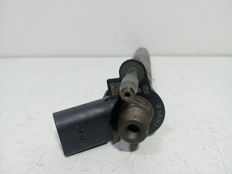 Recambio de inyector para bmw serie 3 berlina (e90) 320d referencia OEM IAM 7797877  