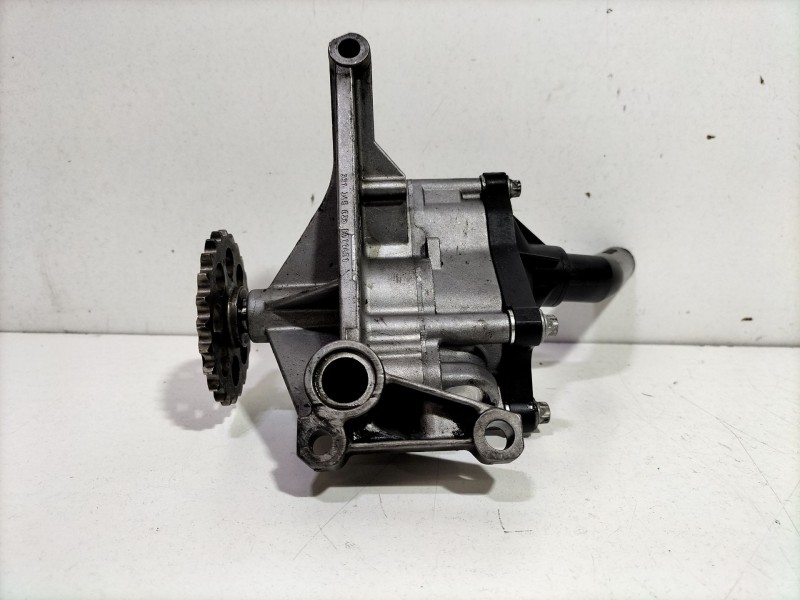 Recambio de bomba aceite para mercedes-benz vito (w638) caja cerrada 110 cdi  (638.094) referencia OEM IAM 6061810801  