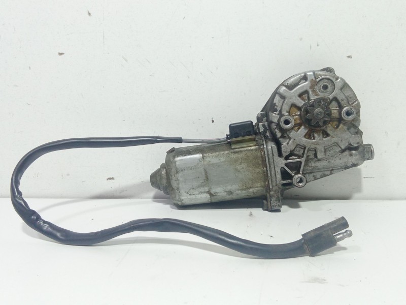 Recambio de motor elevalunas delantero derecho para land rover discovery i (lj) 2.5 tdi 4x4 referencia OEM IAM 0130821084  