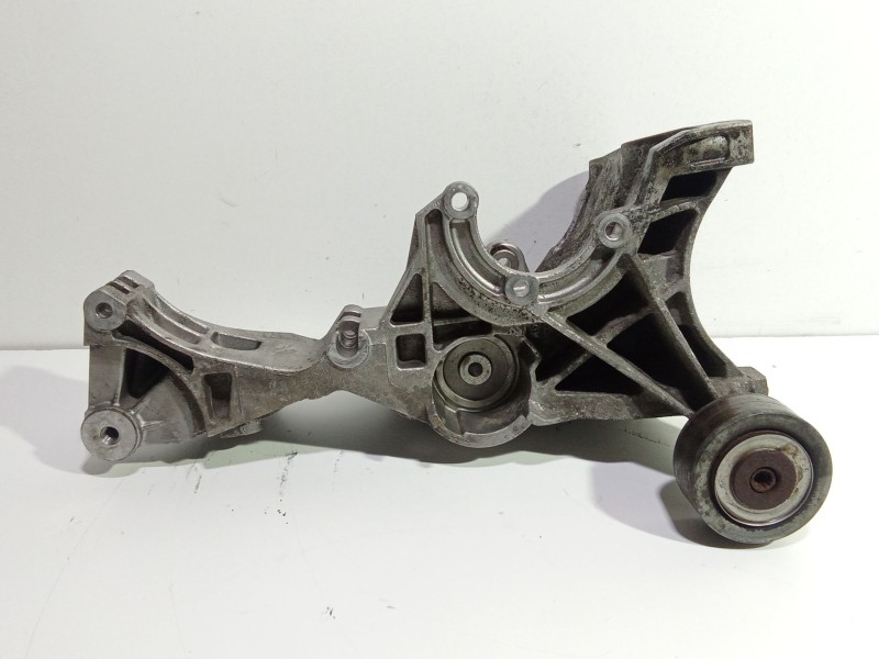 Recambio de soporte alternador para audi a4 b7 avant (8ed) 2.0 tdi 16v referencia OEM IAM 03g903143d  