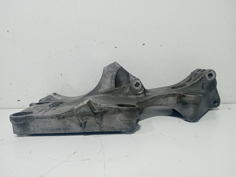 Recambio de soporte alternador para audi a3 (8p1) 2.0 tdi referencia OEM IAM 038903143  