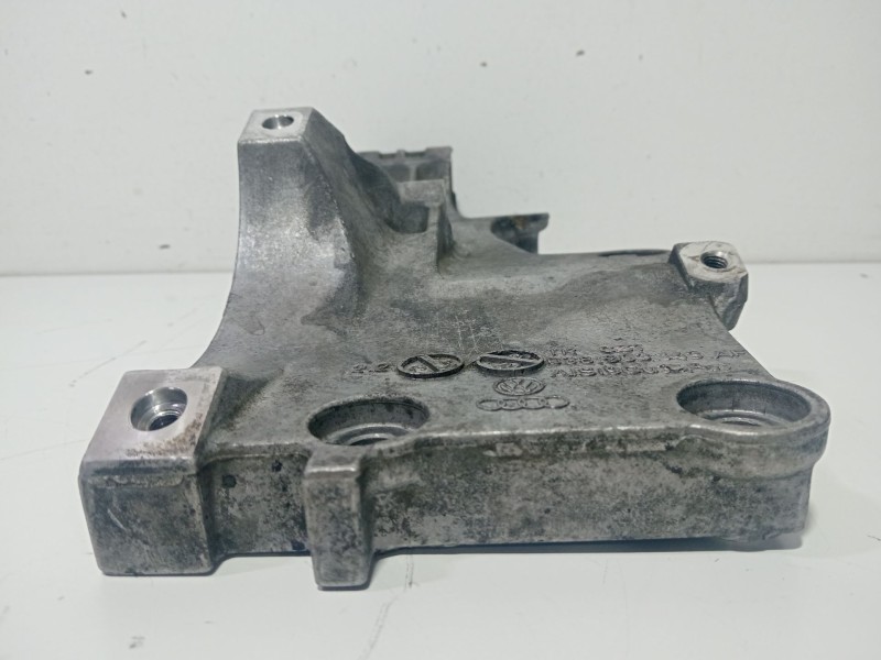 Recambio de soporte alternador para audi a3 (8p1) 2.0 tdi referencia OEM IAM 038903143  