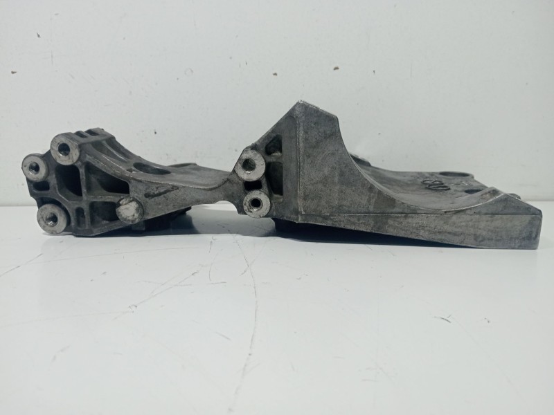 Recambio de soporte alternador para audi a3 (8p1) 2.0 tdi referencia OEM IAM 038903143  