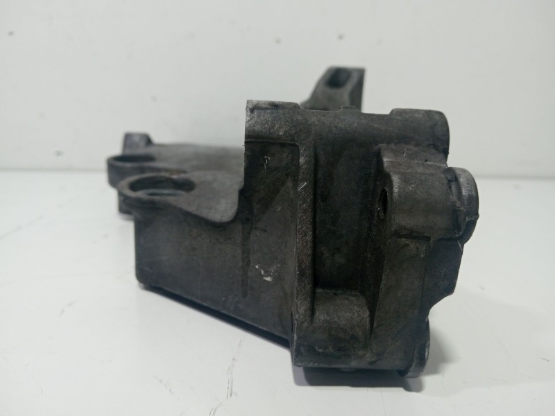 Recambio de soporte alternador para audi a3 (8p1) 2.0 tdi referencia OEM IAM 038903143  