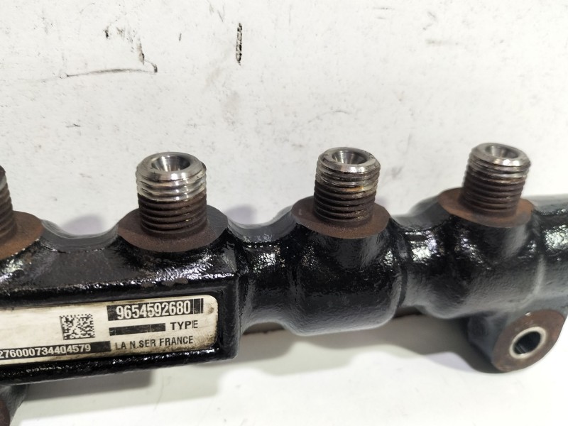 Recambio de rampa inyectora para peugeot 5008 (0u_, 0e_) 1.6 hdi referencia OEM IAM 9654592680  
