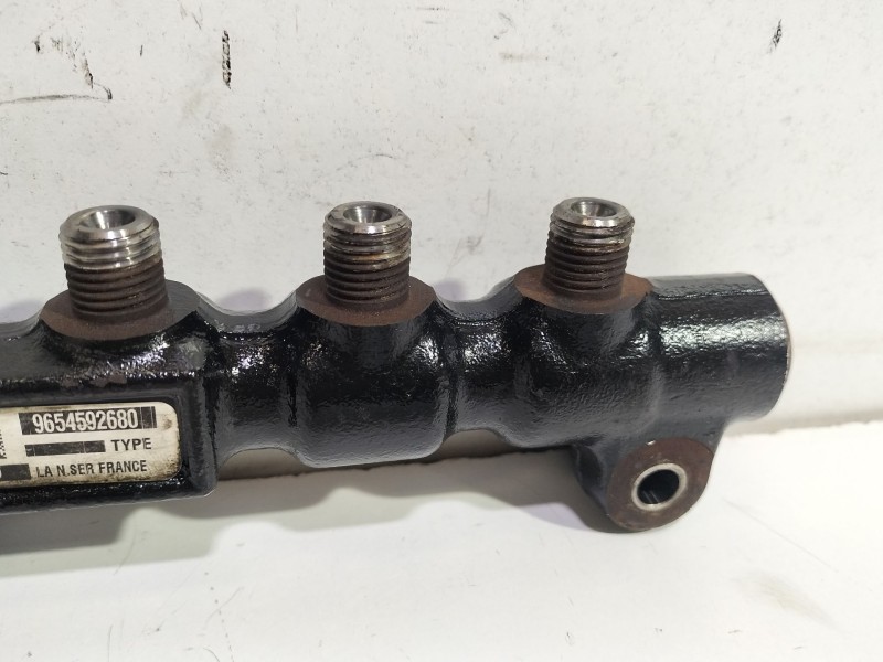 Recambio de rampa inyectora para peugeot 5008 (0u_, 0e_) 1.6 hdi referencia OEM IAM 9654592680  