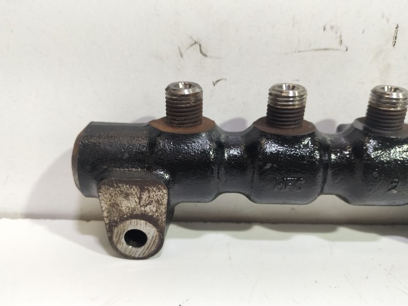 Recambio de rampa inyectora para peugeot 5008 (0u_, 0e_) 1.6 hdi referencia OEM IAM 9654592680  