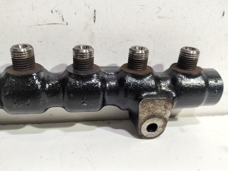 Recambio de rampa inyectora para peugeot 5008 (0u_, 0e_) 1.6 hdi referencia OEM IAM 9654592680  