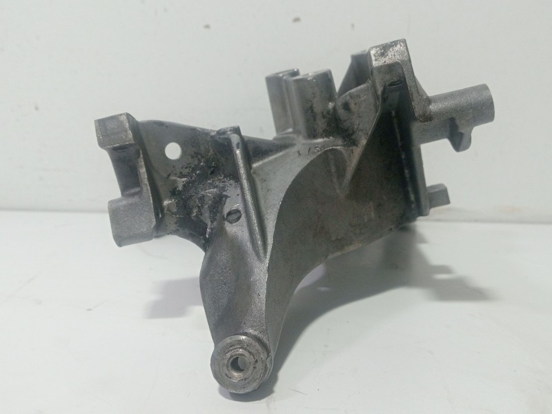 Recambio de soporte alternador para peugeot 308 1.6 16v hdi referencia OEM IAM 9684613880  