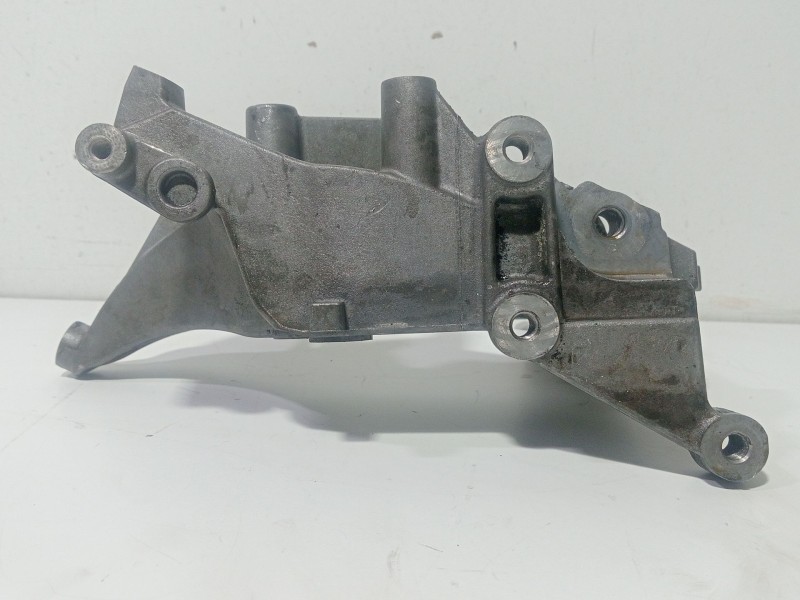 Recambio de soporte alternador para peugeot 308 1.6 16v hdi referencia OEM IAM 9684613880  