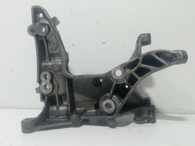 Recambio de soporte alternador para peugeot 308 1.6 16v hdi referencia OEM IAM 9684613880  