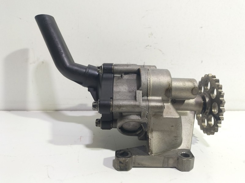 Recambio de bomba aceite para mercedes-benz sprinter 02.00  caja abierta 2.2 cdi cat referencia OEM IAM 6061810801  