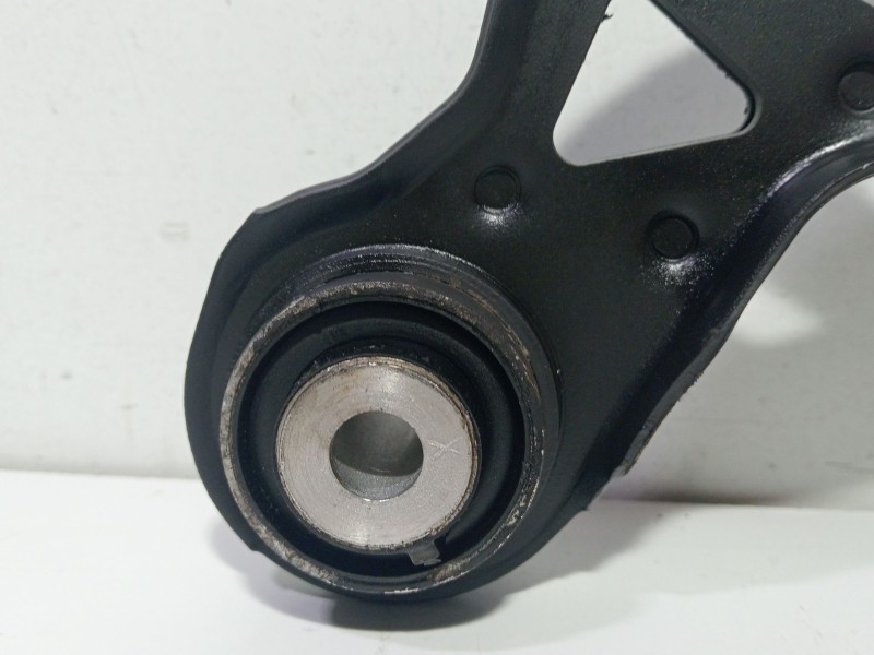 Recambio de soporte brazo suspension trasero derecho para jeep liberty referencia OEM IAM A2463501006  