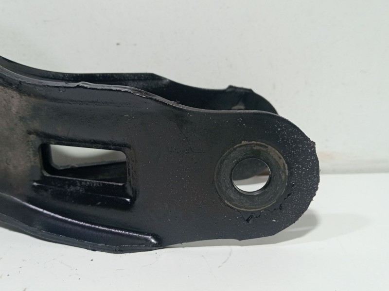 Recambio de soporte brazo suspension trasero derecho para jeep liberty referencia OEM IAM A2463501006  
