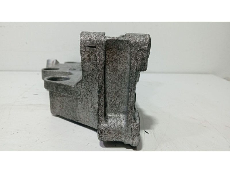 Recambio de soporte alternador para volkswagen passat b6 variant (3c5) 2.0 tdi referencia OEM IAM 03G903143  