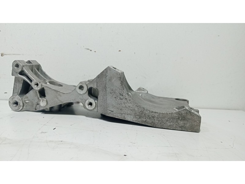 Recambio de soporte alternador para volkswagen passat b6 variant (3c5) 2.0 tdi referencia OEM IAM 03G903143  