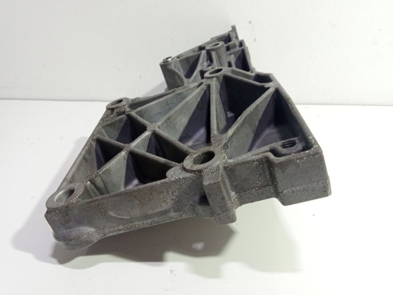 Recambio de soporte alternador para volkswagen golf v berlina (1k1) highline referencia OEM IAM 03G903143A  