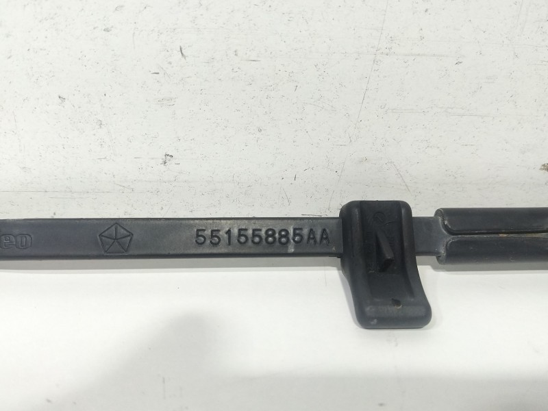 Recambio de brazo limpia trasero para jeep liberty referencia OEM IAM 55155885AA  