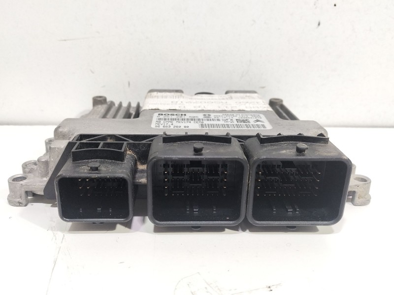 Recambio de centralita motor uce para peugeot 3008 confort referencia OEM IAM 0261201505  