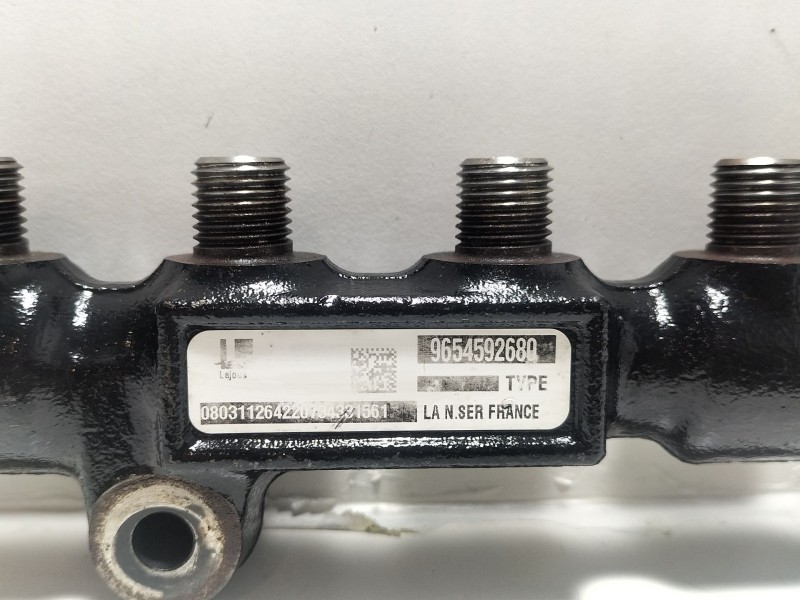 Recambio de rampa inyectora para ford focus lim. (cb8) ambiente referencia OEM IAM 9654592680  