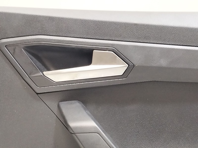 Recambio de guarnecido puerta delantera derecha para seat ibiza v (kj1, kjg) 1.0 mpi referencia OEM IAM 6F0867132  