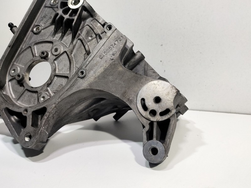 Recambio de soporte bomba inyeccion para opel insignia a (g09) 2.0 cdti (68) referencia OEM IAM 55574721  