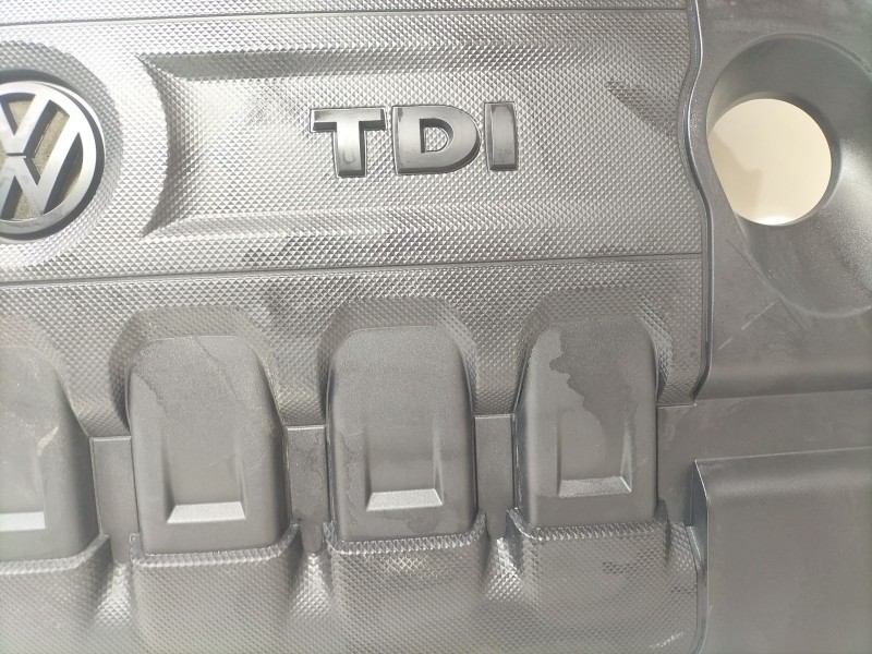 Recambio de tapa motor para volkswagen golf vii (5g1, bq1, be1, be2) 1.6 tdi referencia OEM IAM 04L103925T  
