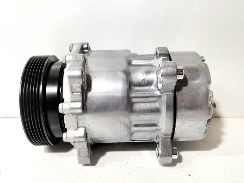 Recambio de compresor aire acondicionado para volkswagen golf iv (1j1) 1.9 tdi referencia OEM IAM 1J0820803  