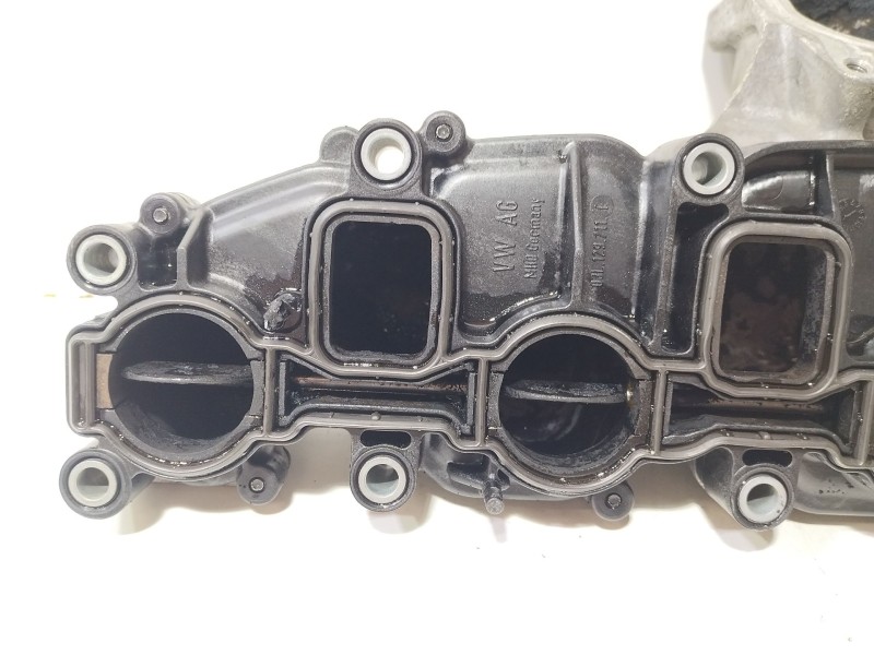 Recambio de colector admision para audi a3 sportback (8pa) 2.0 tdi 16v referencia OEM IAM 03L129711E  