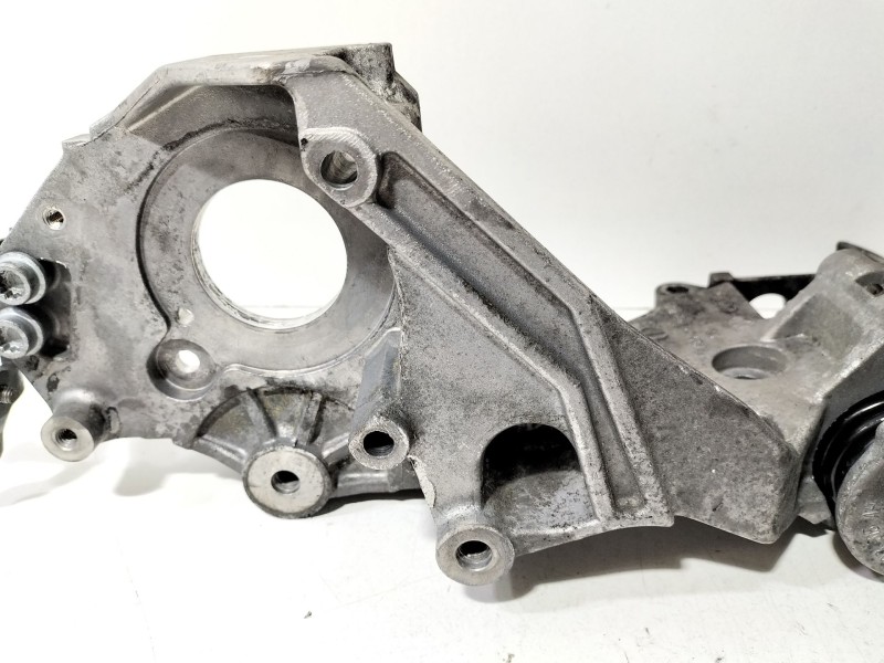 Recambio de soporte alternador para audi a3 sportback (8pa) 2.0 tdi 16v referencia OEM IAM 03L903143D  