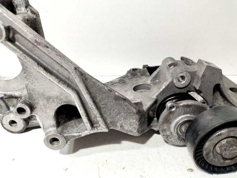 Recambio de soporte alternador para audi a3 sportback (8pa) 2.0 tdi 16v referencia OEM IAM 03L903143D  