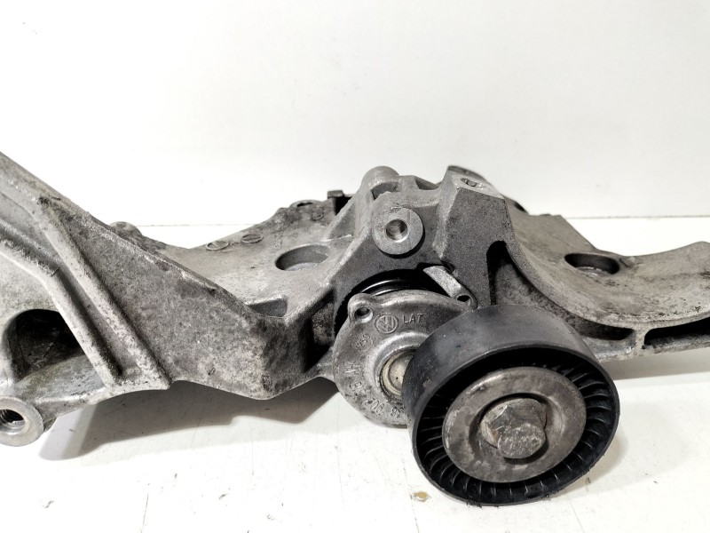 Recambio de soporte alternador para audi a3 sportback (8pa) 2.0 tdi 16v referencia OEM IAM 03L903143D  