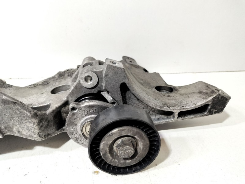 Recambio de soporte alternador para audi a3 sportback (8pa) 2.0 tdi 16v referencia OEM IAM 03L903143D  