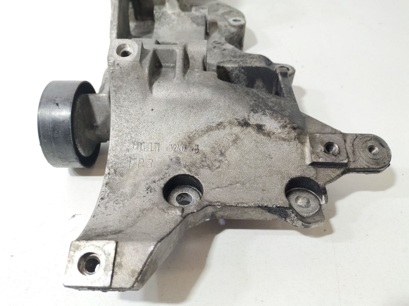 Recambio de soporte alternador para audi a3 sportback (8pa) 2.0 tdi 16v referencia OEM IAM 03L903143D  