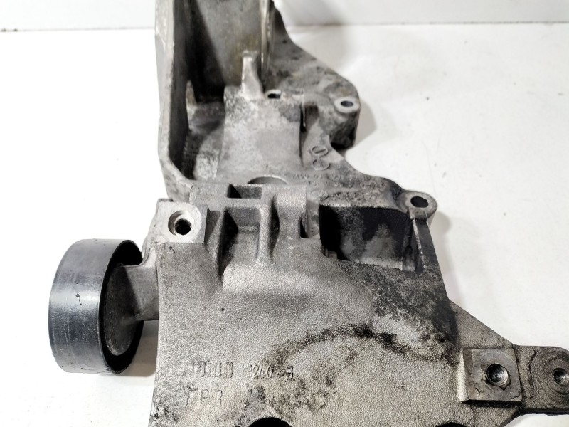 Recambio de soporte alternador para audi a3 sportback (8pa) 2.0 tdi 16v referencia OEM IAM 03L903143D  