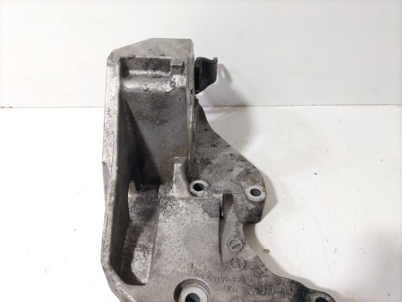 Recambio de soporte alternador para audi a3 sportback (8pa) 2.0 tdi 16v referencia OEM IAM 03L903143D  