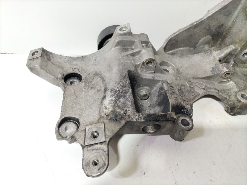 Recambio de soporte alternador para audi a3 sportback (8pa) 2.0 tdi 16v referencia OEM IAM 03L903143D  