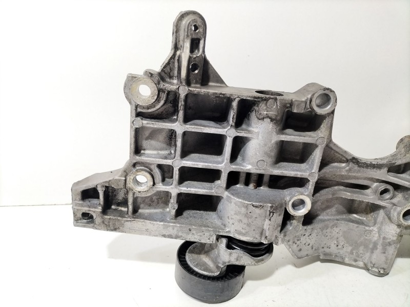 Recambio de soporte alternador para audi a3 sportback (8pa) 2.0 tdi 16v referencia OEM IAM 03L903143D  
