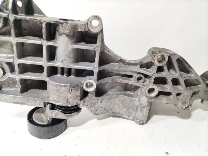 Recambio de soporte alternador para audi a3 sportback (8pa) 2.0 tdi 16v referencia OEM IAM 03L903143D  