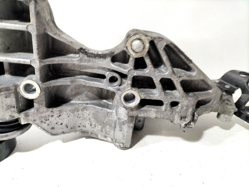 Recambio de soporte alternador para audi a3 sportback (8pa) 2.0 tdi 16v referencia OEM IAM 03L903143D  