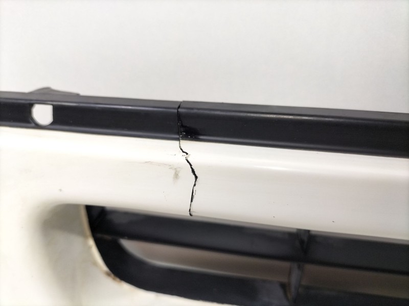 Recambio de rejilla paragolpes central para nissan terrano ii (r20) 2.7 td 4wd referencia OEM IAM Nissan Terrano II  