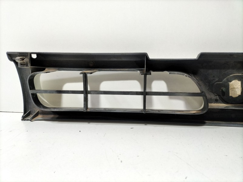 Recambio de rejilla paragolpes central para nissan terrano ii (r20) 2.7 td 4wd referencia OEM IAM Nissan Terrano II  