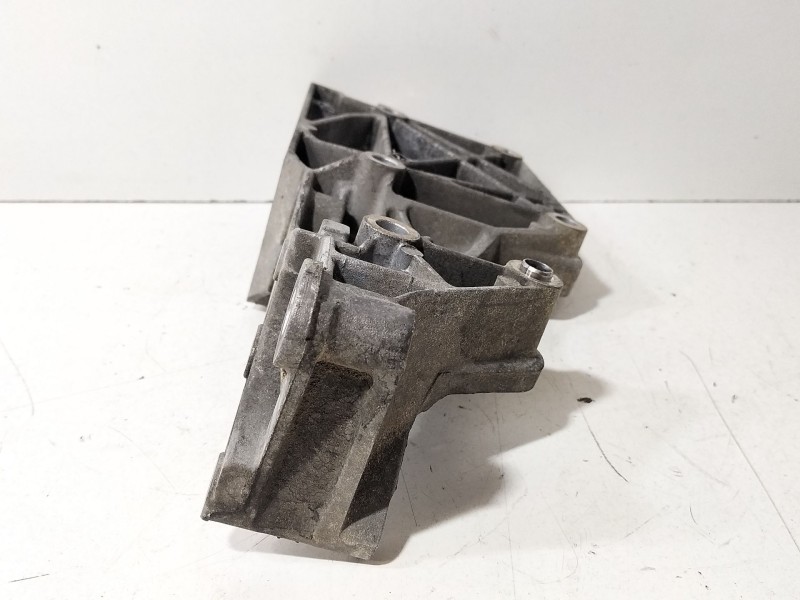 Recambio de soporte alternador para seat toledo iii (5p2) 2.0 tdi referencia OEM IAM 03G903143F  