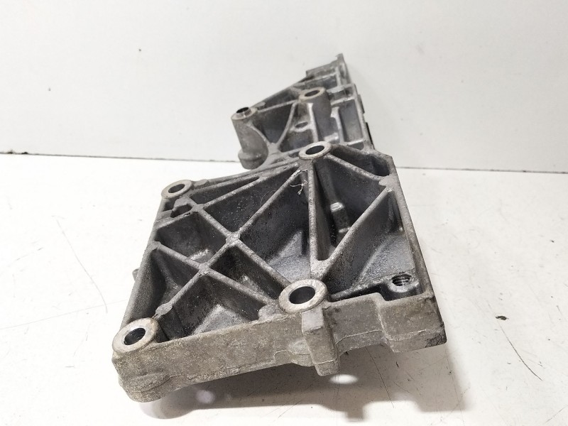 Recambio de soporte alternador para seat toledo iii (5p2) 2.0 tdi referencia OEM IAM 03G903143F  